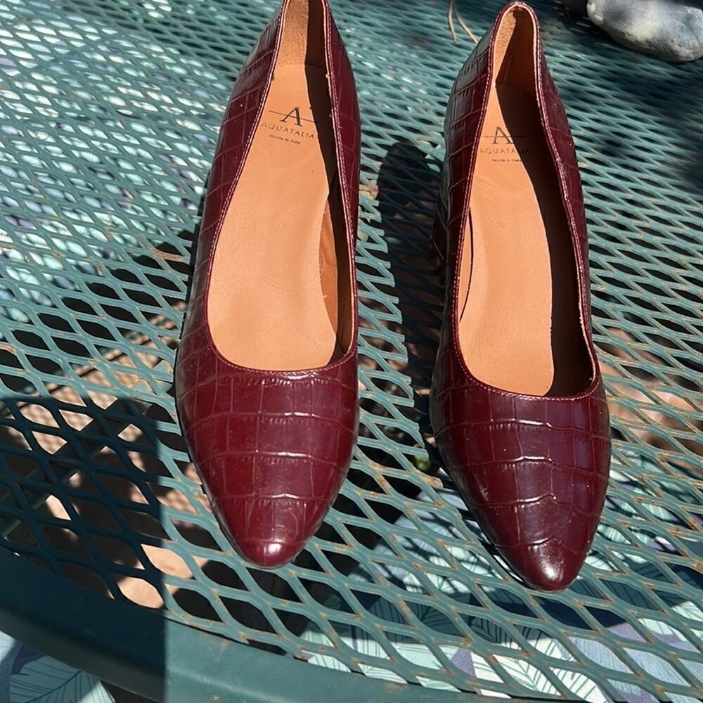 ▶️ Aquatalia ◀️ Maroon Embossed Leather Croc Pattern Pumps. 8 M - Picture 3 of 16